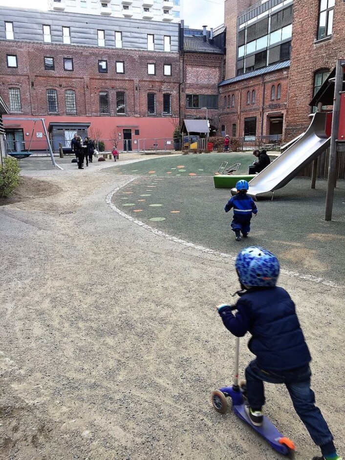 Barn leker i Ringnes park, rett ved den nye puben RIngnes bryggeri ønsker seg. Foto: Marianne Husum Barn leker i Ringnes park, rett ved den nye puben RIngnes bryggeri ønsker seg. Foto: Marianne Husum
