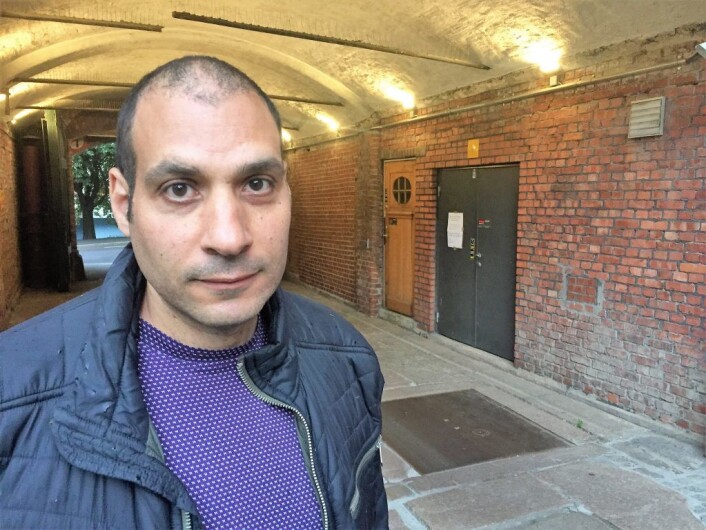 Ibrahim har opplevd at venner som fikk barn flyttet ut av sentrum. Bak han vil den nye puben evt ligge. Foto: Vegard Velle Ibrahim har opplevd at venner som fikk barn flyttet ut av sentrum. Bak han vil den nye puben evt ligge. Foto: Vegard Velle