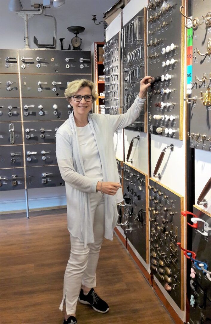 Nina Reinung viser fram dørvridere og knotter i butikken som spesialiserer seg på å ha et bredest mulig vareutvalg. Foto: Anders Høilund Nina Reinung viser fram dørvridere og knotter i butikken som spesialiserer seg på å ha et bredest mulig vareutvalg. Foto: Anders Høilund