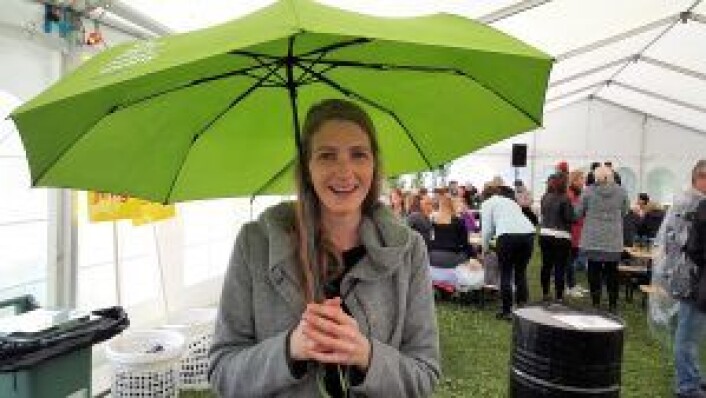 Festivalgjenger Anna Lena Friess, som er stor fan av både paraplyer (også innendørs) og oppblåsbare badedyr. Foto: Tarjei Kidd Olsen Festivalgjenger Anna Lena Friess, som er stor fan av både paraplyer (også innendørs) og oppblåsbare badedyr. Foto: Tarjei Kidd Olsen