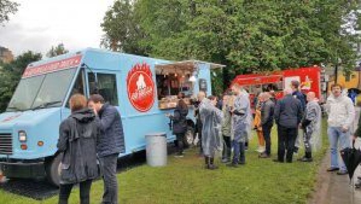 Hilde Dahl var ikke den eneste som satte pris på den lokale maten man fikk fra foodtruckene på festivalen. Foto: Tarjei Kidd Olsen Hilde Dahl var ikke den eneste som satte pris på den lokale maten man fikk fra foodtruckene på festivalen. Foto: Tarjei Kidd Olsen