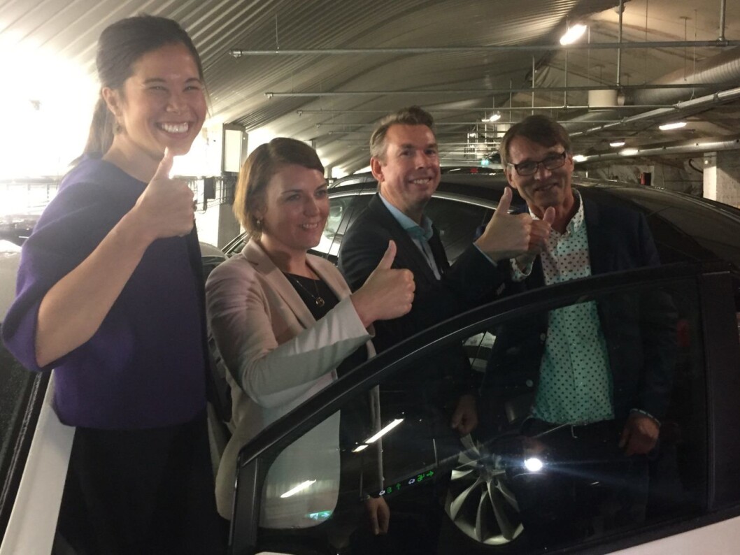 Disse åpnet Festningen ladegarasje. Fra v: Lan Marie Nguyen Berg, Christina Bu, Frederik Martinussen (bymiljøetaten) og Sture Portvik (bymiljøetaten). Disse åpnet Festningen ladegarasje. Fra v: Lan Marie Nguyen Berg, Christina Bu, Frederik Martinussen (bymiljøetaten) og Sture Portvik (bymiljøetaten).