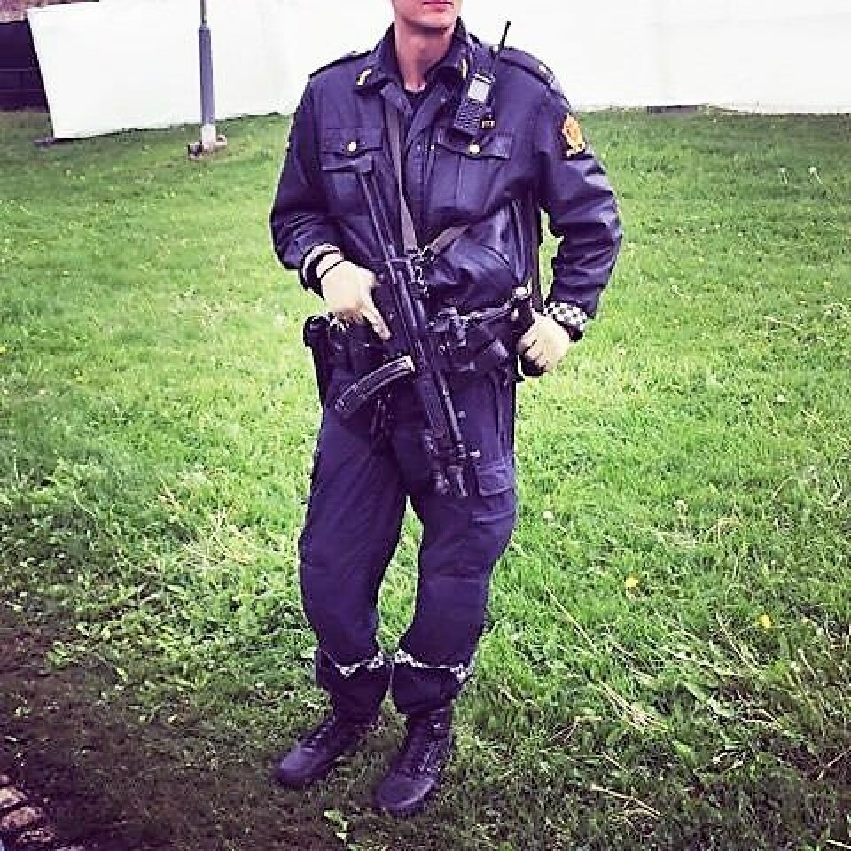 Bevæpnet politi på Miniøya. Foto: Irene Kosberg Skagestad