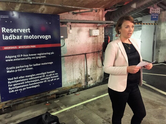 Christina Bu, leder i Elbilforeningen, under åpningen av Festningen ladegarasje. Foto: Vegard Velle Christina Bu, leder i Elbilforeningen, under åpningen av Festningen ladegarasje. Foto: Vegard Velle