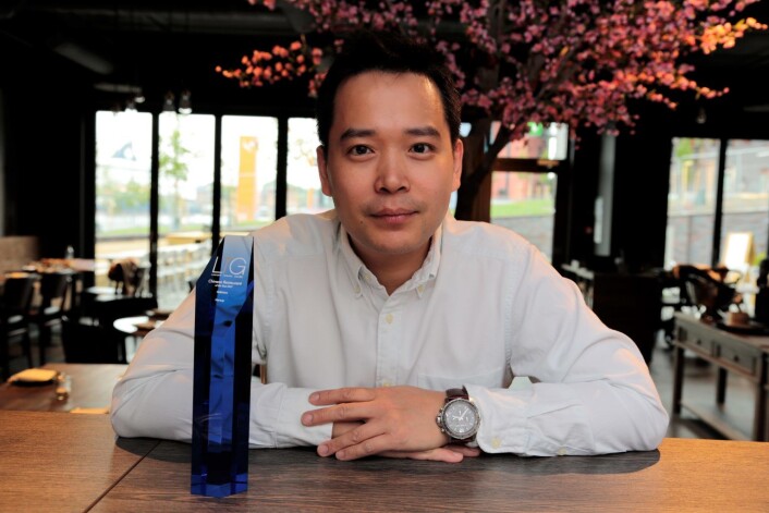 Hung Duong, mannen bak Hakkaiza restaurant, med Luxury Travel Guide Award trofé foran seg. Foto: Ka Man Mak Hung Duong, mannen bak Hakkaiza restaurant, med Luxury Travel Guide Award trofé foran seg. Foto: Ka Man Mak