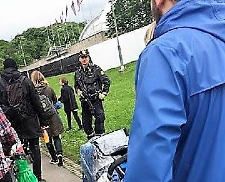 Politi med maskingevær på Miniøya. Foto: Irene Skagestad