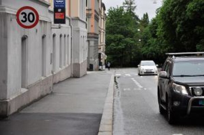 Hagegata utenfor Tøyen skole er tydelig merket som 30-sone. Men mange bilister raser forbi i langt høyere hastighet. Foto Arnsten Linstad Hagegata utenfor Tøyen skole er tydelig merket som 30-sone. Men mange bilister raser forbi i langt høyere hastighet. Foto Arnsten Linstad