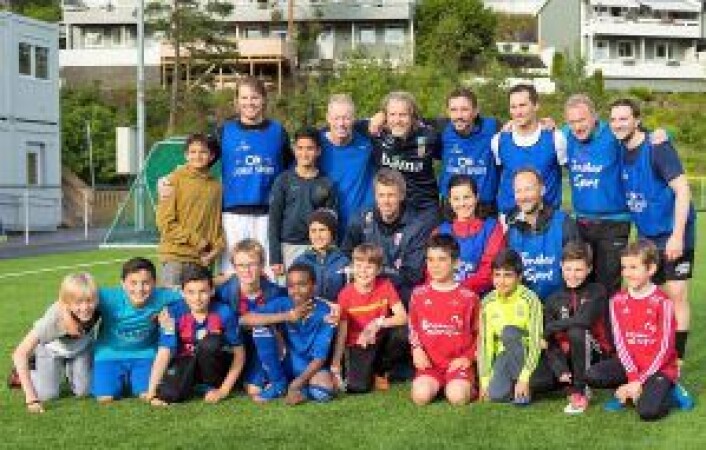 Bak fra venstre: Morten Ask, Roy Johansen, Jan Åge Fjørtoft, Vidar Riseth, Brede Csiszar, Raymond Johansen og Glenn Jensen. Foran fra venstre: Gunnar halle, Zaineb al-Samarai og Kjetil Andre Aamodt. 06 laget (gutter 11 år). Foto: Alexander Hagen Huse/Søndre Nordstrand SV Bak fra venstre: Morten Ask, Roy Johansen, Jan Åge Fjørtoft, Vidar Riseth, Brede Csiszar, Raymond Johansen og Glenn Jensen. Foran fra venstre: Gunnar halle, Zaineb al-Samarai og Kjetil Andre Aamodt. 06 laget (gutter 11 år). Foto: Alexander Hagen Huse/Søndre Nordstrand SV