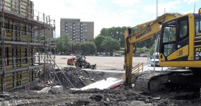 Selve banen begynner å ligne på en idrettsarena. Under sanden ligger kjølekabler til kunstisbanen, og under dem ligger varmekabler til landhockeybanen. Foto: Anders Høilund Selve banen begynner å ligne på en idrettsarena. Under sanden ligger kjølekabler til kunstisbanen, og under dem ligger varmekabler til landhockeybanen. Foto: Anders Høilund