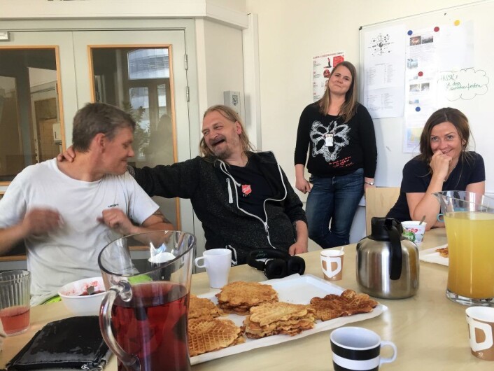 Vafler må til når de tidligere narkomane møtes for å ta i et tak på Prindsen. Bak står institusjonssjef Mari Kjølberg. Foto: Vegard Velle Vafler må til når de tidligere narkomane møtes for å ta i et tak på Prindsen. Bak står institusjonssjef Mari Kjølberg. Foto: Vegard Velle