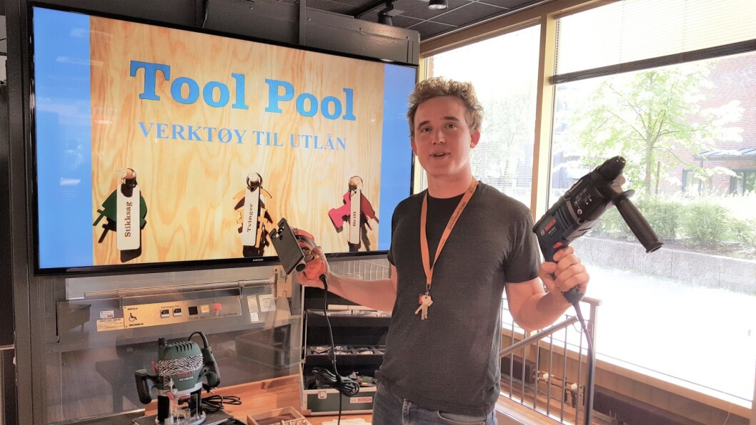 Oddvar Thorsen,
programansvarlig på
Deichmanske bibliotek, Tøyen, viser frem noen av verktøyene du nå kan låne på biblioteket. Foto: Tarjei Kidd Olsen Oddvar Thorsen,
programansvarlig på
Deichmanske bibliotek, Tøyen, viser frem noen av verktøyene du nå kan låne på biblioteket. Foto: Tarjei Kidd Olsen