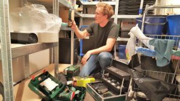 Oddvar Thorsen viser frem noen av de mange rare verktøyene som finnes på bibliotekets lagerrom. Foto: Tarjei Kidd Olsen Oddvar Thorsen viser frem noen av de mange rare verktøyene som finnes på bibliotekets lagerrom. Foto: Tarjei Kidd Olsen