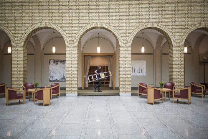 Driftstekniker Lars Olaf Nygård passerer vandrehallen en tidlig morgen. 8. juni 2016 . Foto: Peter Mydske Driftstekniker Lars Olaf Nygård passerer vandrehallen en tidlig morgen. 8. juni 2016 . Foto: Peter Mydske