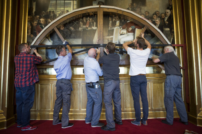 Presidentpodiet i stortingssalen klargjøres for den høytidelige åpningen av det 161. storting. 2. oktober 2016. Foto: Peter Mydske Presidentpodiet i stortingssalen klargjøres for den høytidelige åpningen av det 161. storting. 2. oktober 2016. Foto: Peter Mydske