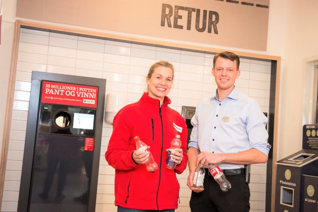 Butikksjef Martin Sande Stensrud hos Meny Ringnes Park og Ane Sunde i Oslo Røde Kors gleder seg over en ny pantemillionær i Pantelotteriet. Foto: Katrine Lunke Butikksjef Martin Sande Stensrud hos Meny Ringnes Park og Ane Sunde i Oslo Røde Kors gleder seg over en ny pantemillionær i Pantelotteriet. Foto: Katrine Lunke