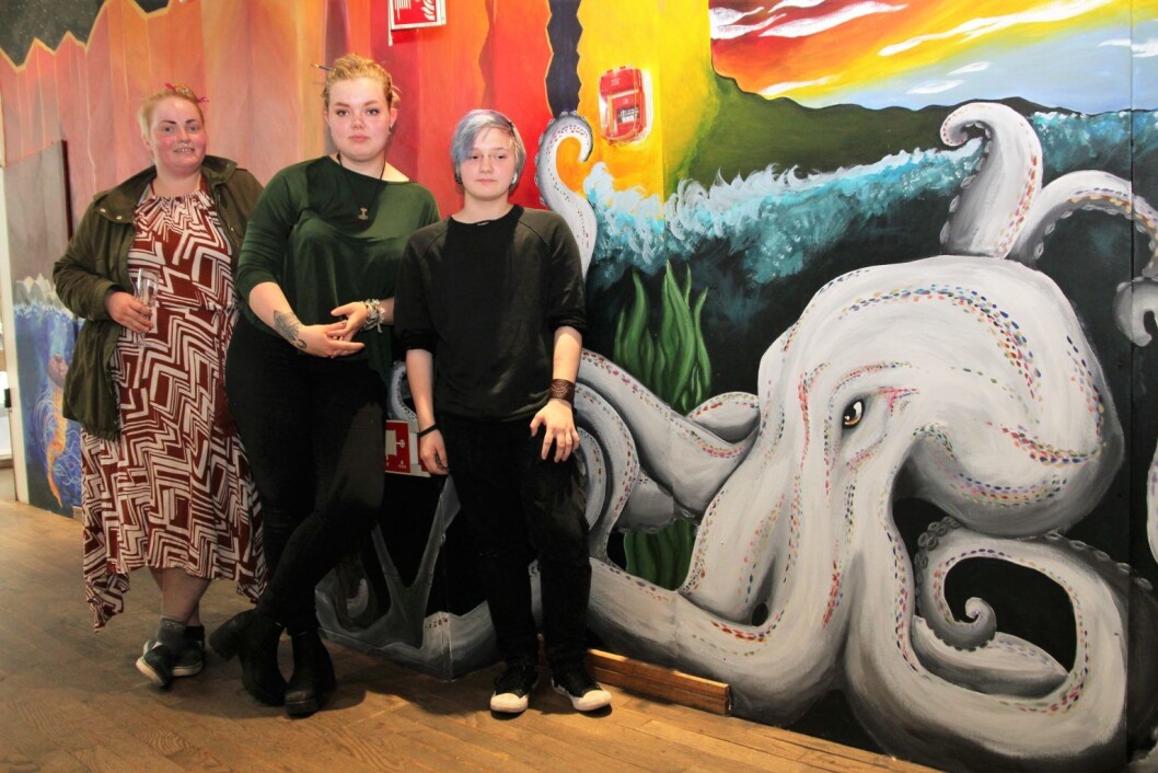De tre kunstnerne Jenny, Camilla og Christian, har malt på oppdrag fra Bane Nor, som eier Oslo S. Foto: Kirkens Bymisjon De tre kunstnerne Jenny, Camilla og Christian, har malt på oppdrag fra Bane Nor, som eier Oslo S. Foto: Kirkens Bymisjon