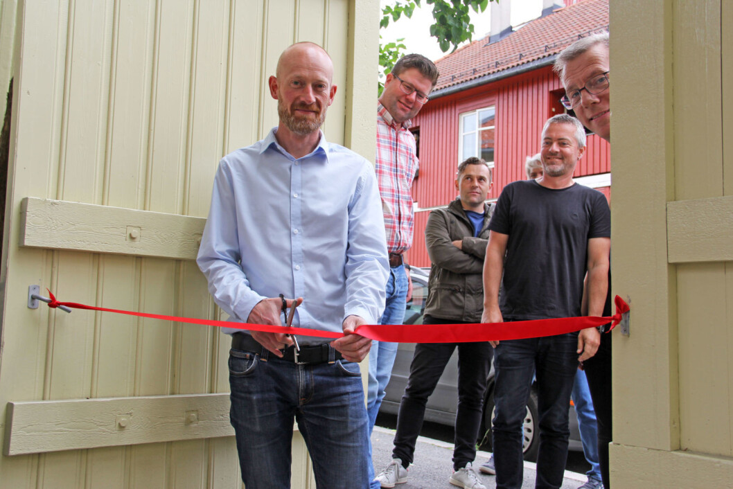 Prosjektsjef Espen Foss Johansen klipper snoren for "nye" Vålerenggata 24 a-b. Foto: Boligbygg Prosjektsjef Espen Foss Johansen klipper snoren for "nye" Vålerenggata 24 a-b. Foto: Boligbygg