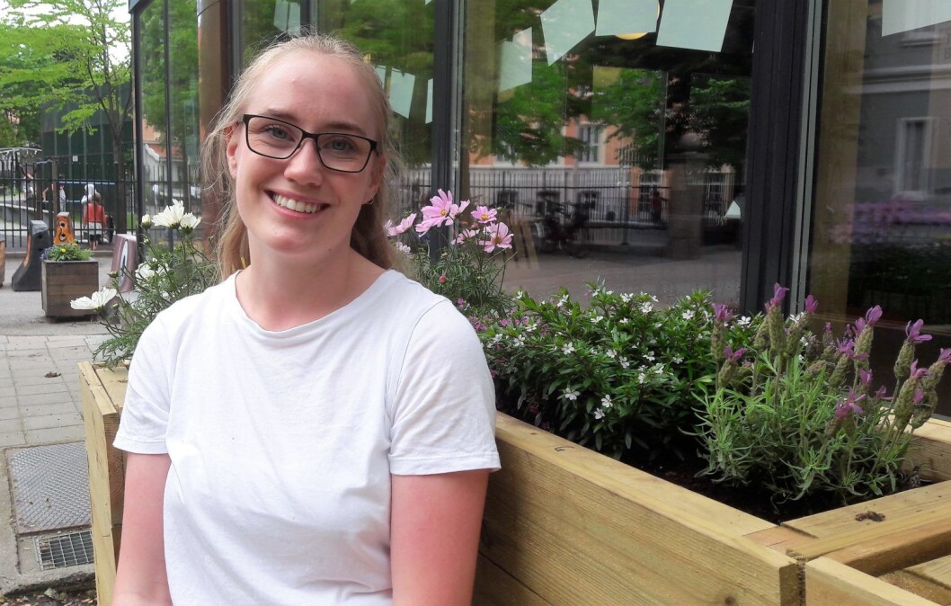 Kari-Elise Fredriksen fra La Humla Suse ved en av blomsterkassene utenfor Frivillighetshuset på Tøyen. I blomsterkassa finner vi lavendel, myrt og anisisop. Foto: Anders Høilund
Kari-Elise Fredriksen fra La Humla Suse ved en av blomsterkassene utenfor Frivillighetshuset på Tøyen. I blomsterkassa finner vi lavendel, myrt og anisisop. Foto: Anders Høilund