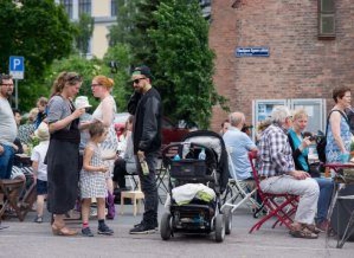 Det var mange folk og god stemning på plassen, akkurat slik beboerne håper at det kan bli oftere i fremtiden. Foto: Even Westvang Det var mange folk og god stemning på plassen, akkurat slik beboerne håper at det kan bli oftere i fremtiden. Foto: Even Westvang