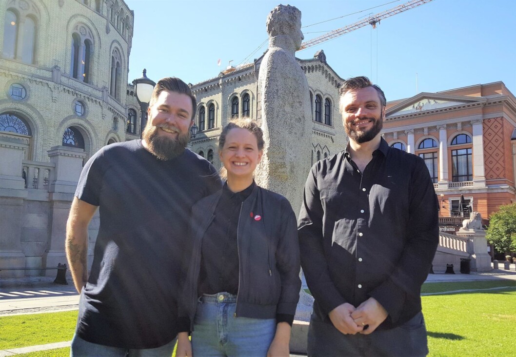Leder i Løkka bydelsutvalg (BU), Marius Sjømæling (AP) (t.v.), BU-medlem Tirill Sjøvoll (SV), og leder i Løkka MDG Henrik Walter-Johnsen, møtte VårtOslo på Løvebakken foran Stortinget for å fortelle om pengene de vil bruke på bydelens unge og utsatte grupper. Foto: Tarjei Kidd Olsen Leder i Løkka bydelsutvalg (BU), Marius Sjømæling (AP) (t.v.), BU-medlem Tirill Sjøvoll (SV), og leder i Løkka MDG Henrik Walter-Johnsen, møtte VårtOslo på Løvebakken foran Stortinget for å fortelle om pengene de vil bruke på bydelens unge og utsatte grupper. Foto: Tarjei Kidd Olsen