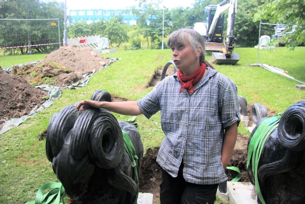 Kunstner Anna Widén ved hennes statue Tors bukker. Foto: Kulturetaten Kunstner Anna Widén ved hennes statue Tors bukker. Foto: Kulturetaten