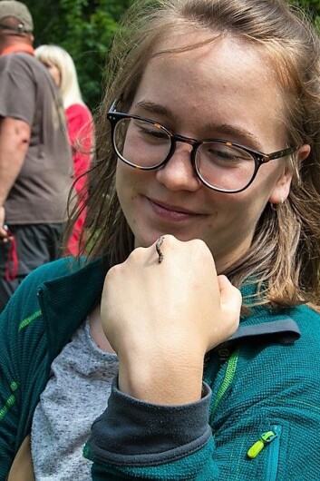 Helene Lind Jensen i Sabima arbeider som koordinator for prosjektet Biomangfold i by. Her har en liten måler slått seg ned på hånden hennes. Foto: Per Ove Dahl Helene Lind Jensen i Sabima arbeider som koordinator for prosjektet Biomangfold i by. Her har en liten måler slått seg ned på hånden hennes. Foto: Per Ove Dahl