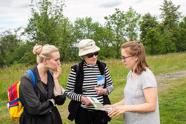 En av Jensens oppgaver er å informere om artsmangfoldet. Her får Lingen Heimbeck og barnebarnet Thea Grepperud vite mer om dyre- og plantelivet på Hovedøya. Foto: Per Ove Dahl En av Jensens oppgaver er å informere om artsmangfoldet. Her får Lingen Heimbeck og barnebarnet Thea Grepperud vite mer om dyre- og plantelivet på Hovedøya. Foto: Per Ove Dahl