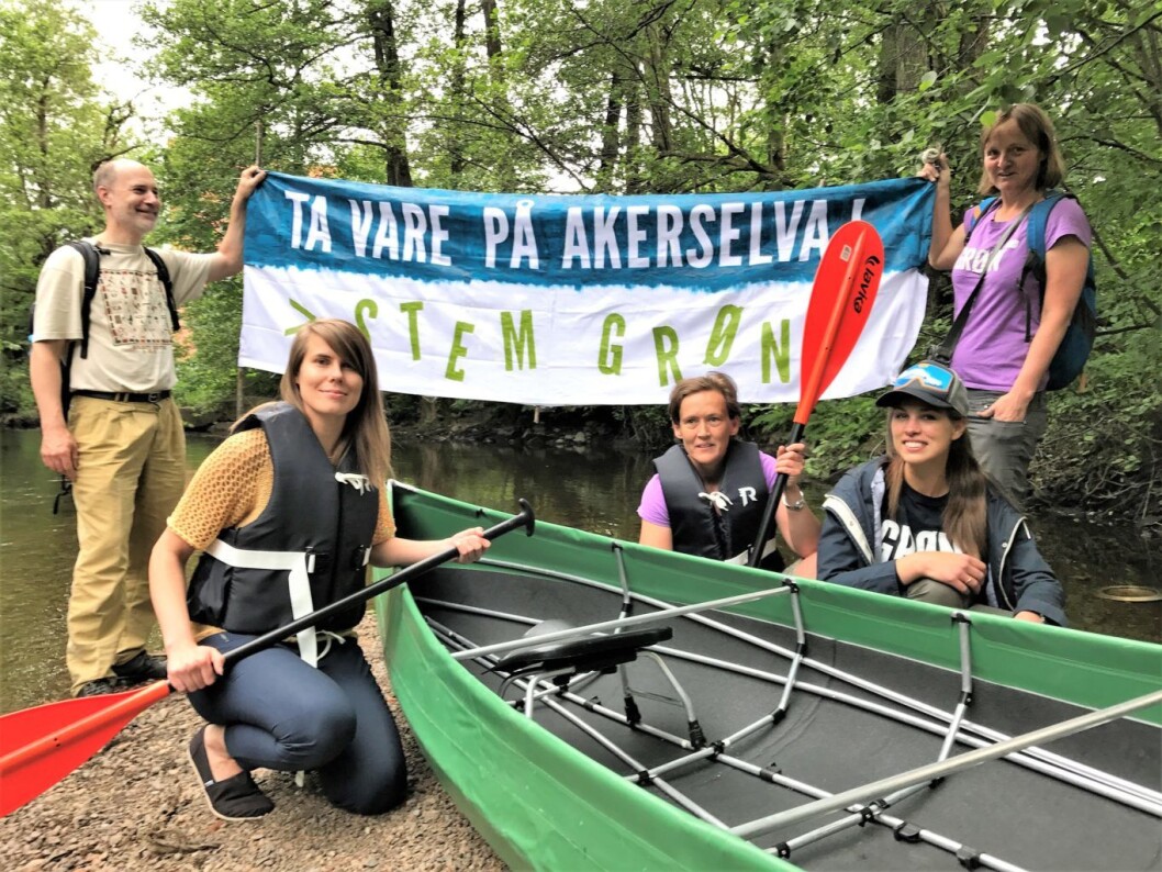 Siri Mittet, Sirin Hellvin Stav, Wenche Aas, Anna Lindholm,
Kristin Helene Helland, og Andreas Børde fra MdG Sagene gjør seg klar til å padle i Akerselva. Foto: Adriana Calderon
Siri Mittet, Sirin Hellvin Stav, Wenche Aas, Anna Lindholm,
Kristin Helene Helland, og Andreas Børde fra MdG Sagene gjør seg klar til å padle i Akerselva. Foto: Adriana Calderon