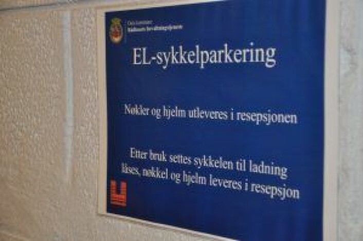 Rådhuset har ikke bare trygg sykkel-parkering. Ansatte og politikere kan også gratis låne el-sykler fra rådhusets sykkelgarasje. Foto: Arnsten Linstad Rådhuset har ikke bare trygg sykkel-parkering. Ansatte og politikere kan også gratis låne el-sykler fra rådhusets sykkelgarasje. Foto: Arnsten Linstad