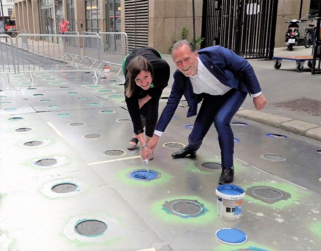 I Øvre Slottsgate var arbeidere i ferd med å legge til gatekunst når svenskene kom på besøk. Partikollegaene Hanna Marcussen (MDG) og Daniel Helldén (Miljöpartiet) ville male i grønt, men den fargen var ikke å oppdrive. Dermed ble det en blå prikk i stedet. Foto: Anders Høilund I Øvre Slottsgate var arbeidere i ferd med å legge til gatekunst når svenskene kom på besøk. Partikollegaene Hanna Marcussen (MDG) og Daniel Helldén (Miljöpartiet) ville male i grønt, men den fargen var ikke å oppdrive. Dermed ble det en blå prikk i stedet. Foto: Anders Høilund