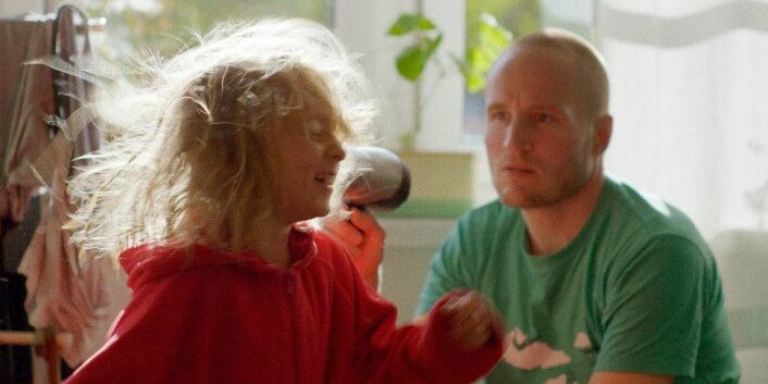 Ole Giæver og datteren i "Fra balkongen". Foto: Filmweb.no Ole Giæver og datteren i "Fra balkongen". Foto: Filmweb.no