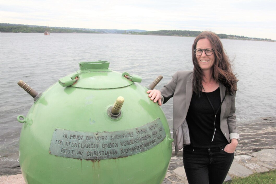 Elisabeth S. Koren, førstekonservator ved Norsk Maritimt Museum, har karlagt minnesmerkene etter første verdenskrig – blant annet disse minebøssene. Foto: Hans Magnus Borge Elisabeth S. Koren, førstekonservator ved Norsk Maritimt Museum, har karlagt minnesmerkene etter første verdenskrig – blant annet disse minebøssene. Foto: Hans Magnus Borge