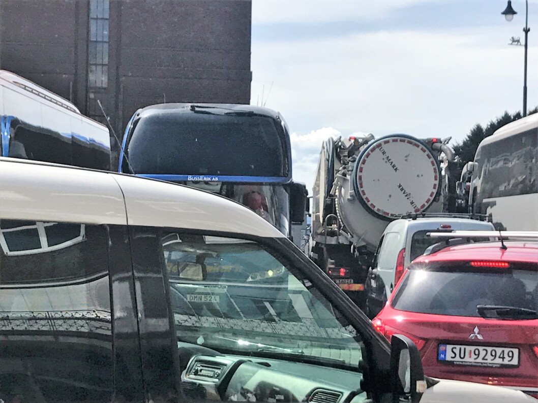 Når turistbussene inntar arenaen på Fridtjof Nansens plass blir det trangt om plassen. Foto: Privat Når turistbussene inntar arenaen på Fridtjof Nansens plass blir det trangt om plassen. Foto: Privat