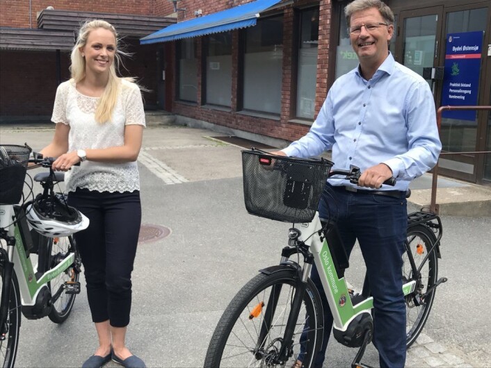 Finansbyråd Robert Steen i Oslo kommune snakker med folkehelsekonsulent Christina Loe Øqvist om el-sykkelsatsingen i Bydel Østensjø. Foto: Anne-Line Aaslund/Oslo kommune Finansbyråd Robert Steen i Oslo kommune snakker med folkehelsekonsulent Christina Loe Øqvist om el-sykkelsatsingen i Bydel Østensjø. Foto: Anne-Line Aaslund/Oslo kommune