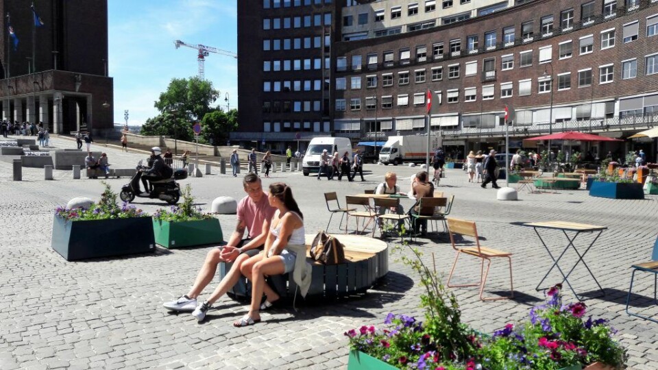 Fridtjof Nansens plass uten turistbusser, men med mennesker. Foto: Anders Høilund