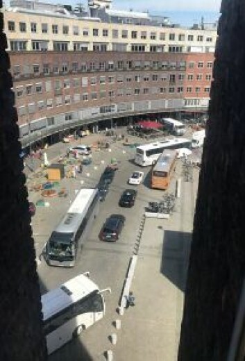 Det har blitt trangere for busser og biler på Fridtjof Nansens plass, men tidvis har ikke trafikken blitt mye mindre. Foto: Privat