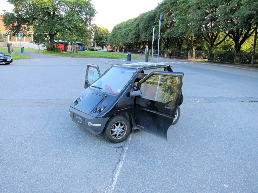 Slik ble bilen forlatt etter en strabasiøs ferd oppover Tøyengata. Foto: Susanne Skaug Slik ble bilen forlatt etter en strabasiøs ferd oppover Tøyengata. Foto: Susanne Skaug