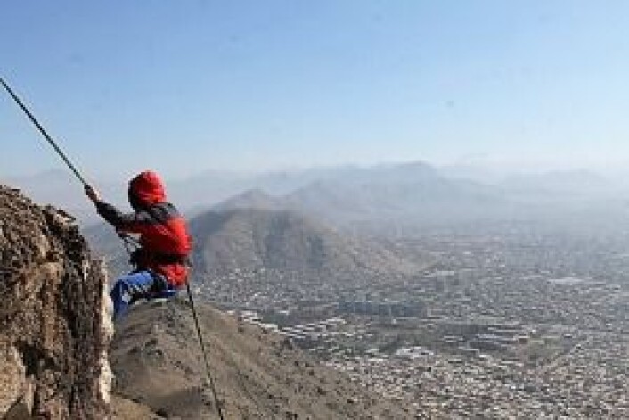 En av jentene trener i skjul utenfor Kabul. Foto: Ascend Athletics/privat En av jentene trener i skjul utenfor Kabul. Foto: Ascend Athletics/privat