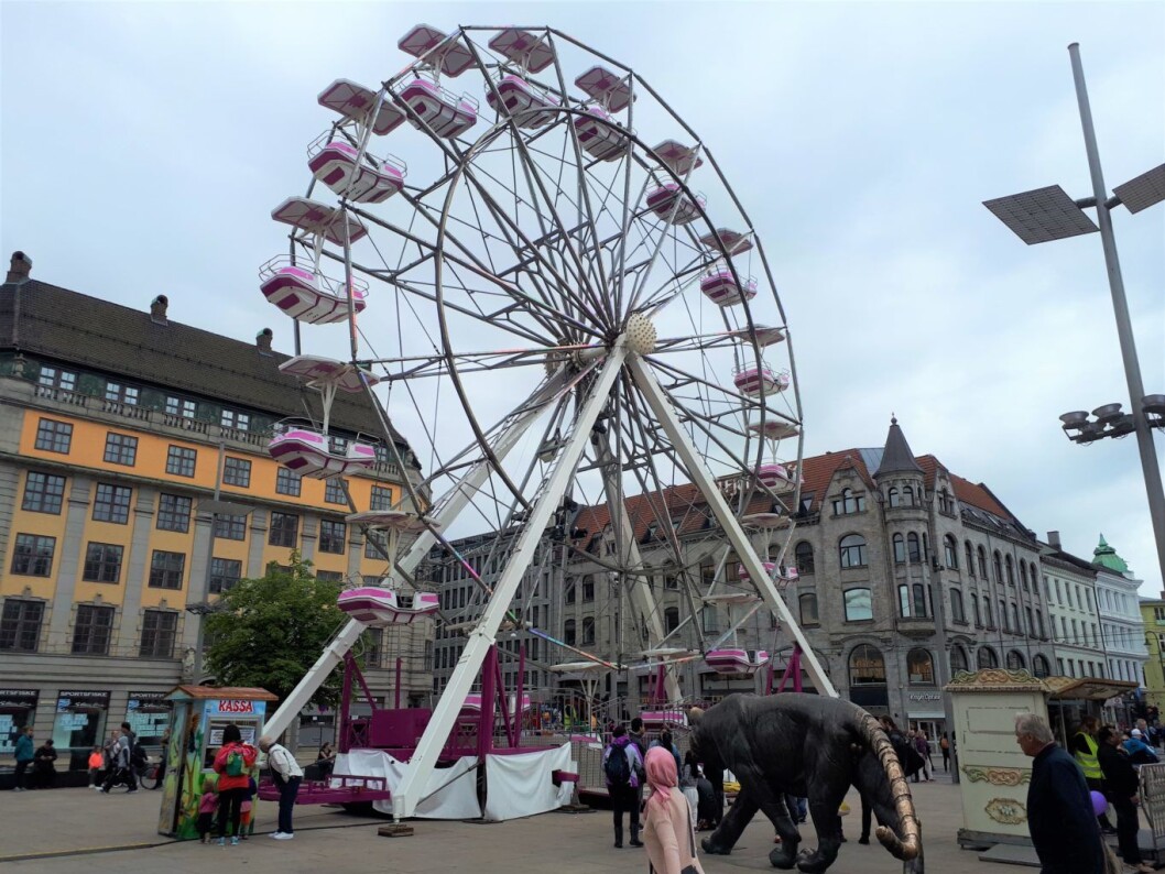 Pariserhjulet på Jernbanetorget blir stående fram til 6. august. Foto: Christian Boger Pariserhjulet på Jernbanetorget blir stående fram til 6. august. Foto: Christian Boger