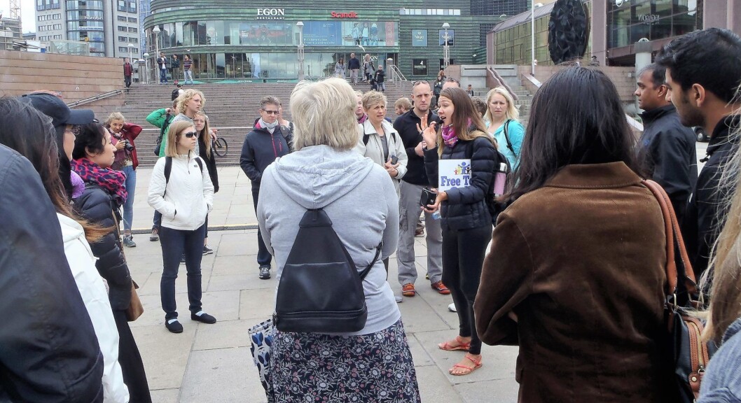 Guidene får ingen betaling fra Free Tours, og tips fra turistene er inntektskilden. Guidingen foregår på engelsk, og turistene som benytter seg av dette tilbudet kommer fra alle verdenshjørner. Foto: Anders Høilund Guidene får ingen betaling fra Free Tours, og tips fra turistene er inntektskilden. Guidingen foregår på engelsk, og turistene som benytter seg av dette tilbudet kommer fra alle verdenshjørner. Foto: Anders Høilund