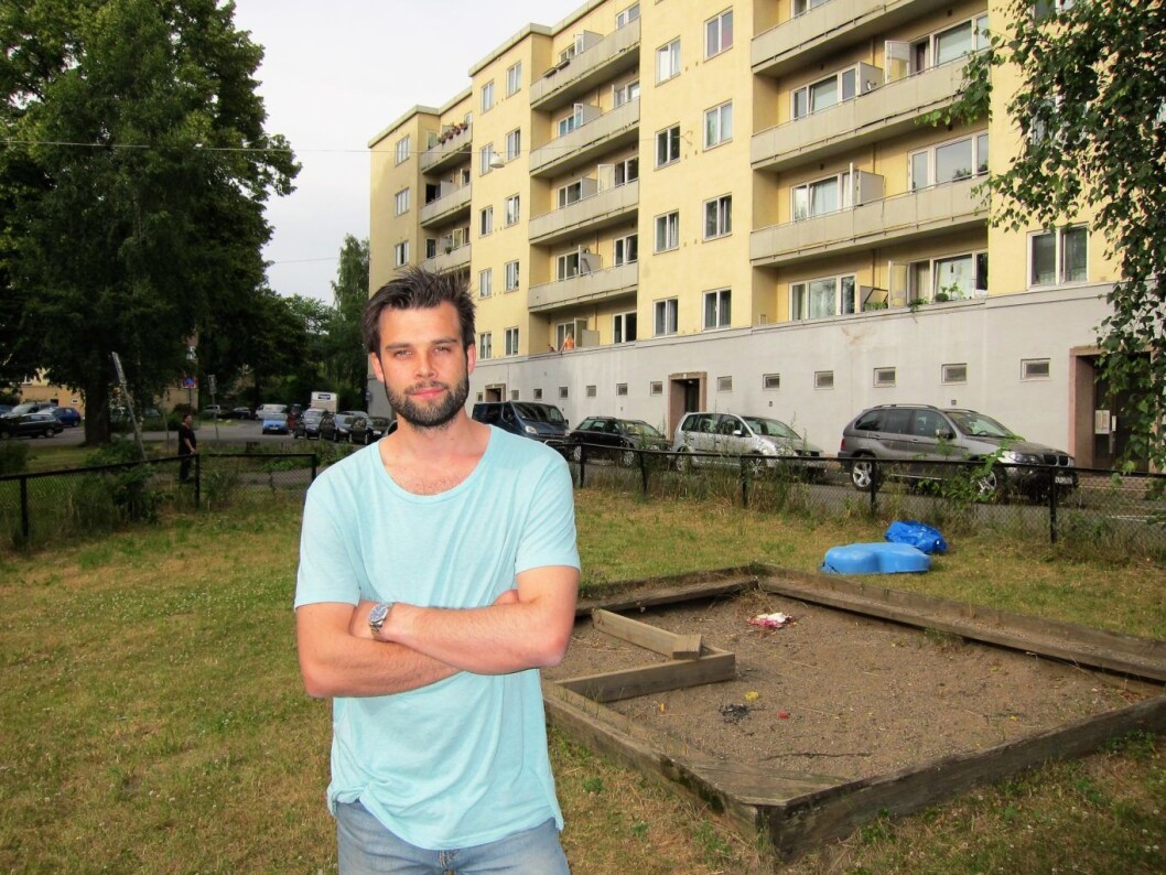 Beboer Endre Midtstigen ønsker et bedre oppvekstmiljø for barna i Rødstuveien og ber kommunen om hjelp. Foto: Susanne Skaug Beboer Endre Midtstigen ønsker et bedre oppvekstmiljø for barna i Rødstuveien og ber kommunen om hjelp. Foto: Susanne Skaug
