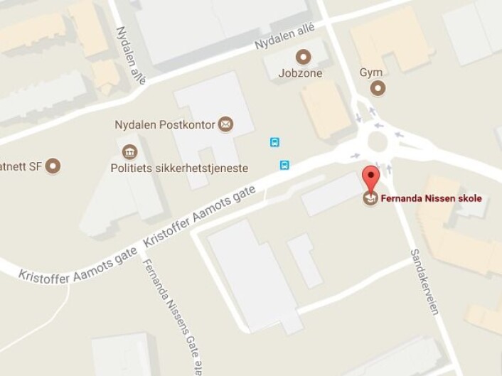Fernanda Nissen skole ligger rett ovenfor PSTs kontorer. For å få tryggere skolevei har Fylkesmannen vedtatt at det skal bygges gangbro over veien som går mellom bygningene. Foto: Skjermdump / Google Maps Fernanda Nissen skole ligger rett ovenfor PSTs kontorer. For å få tryggere skolevei har Fylkesmannen vedtatt at det skal bygges gangbro over veien som går mellom bygningene. Foto: Skjermdump / Google Maps