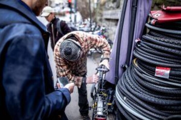 En kunde får fikset et sykkelsete av sykkelveteranen. Foto: Robin Sandvid En kunde får fikset et sykkelsete av sykkelveteranen. Foto: Robin Sandvid
