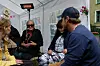 Petter Nyquist prater med beboerne Kine Skovdahl (med solbriller), Line Smirnes (til høyre) og Anne Katrine Faltin (til venstre) om husleieøkningen i de kommunale boligene på Torshov.