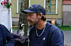 Petter Nyquist prater med beboerne om den økte husleien som er forventet i det ny kontrakt signeres.