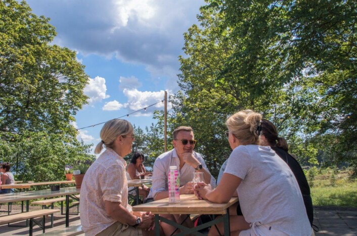 Gressholmen kro er atter en gang blitt et populært serveringssted for tørste og sultne øygjester. Foto: Kyrre Songstad Seim Gressholmen kro er atter en gang blitt et populært serveringssted for tørste og sultne øygjester. Foto: Kyrre Songstad Seim