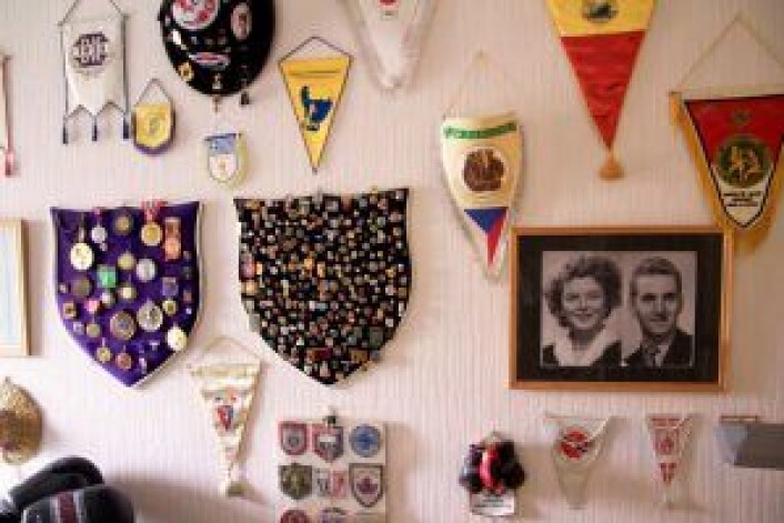 Trofeveggen hjemme på Manglerud. I kjernen henger bildet av hans kone Inger og seg selv. Foto: Ragna Kristine Sandholt Trofeveggen hjemme på Manglerud. I kjernen henger bildet av hans kone Inger og seg selv. Foto: Ragna Kristine Sandholt