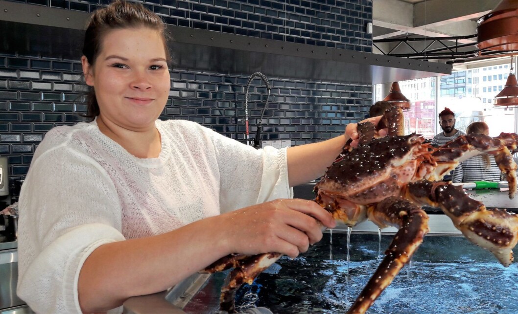 – Vi har fått beskjed om å kose litt med kongekrabbene. De går i akvariet her til de skal spises, sier avdelingsleder Helene Kristoffersen. Foto: Anders Høilund – Vi har fått beskjed om å kose litt med kongekrabbene. De går i akvariet her til de skal spises, sier avdelingsleder Helene Kristoffersen. Foto: Anders Høilund