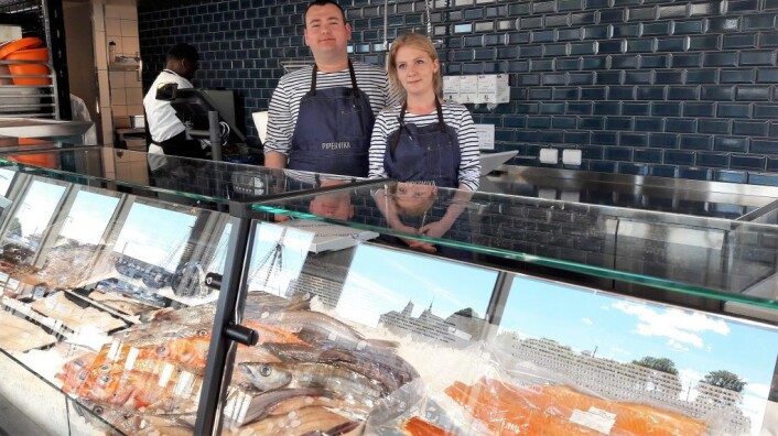 Kunnskapsrike folk i fiskedisken er viktig for Pipervika Seafood. Her presenterer Abdulla Okatan og Christine Nyborg en lekker fiskedisk. Foto: Anders Høilund Kunnskapsrike folk i fiskedisken er viktig for Pipervika Seafood. Her presenterer Abdulla Okatan og Christine Nyborg en lekker fiskedisk. Foto: Anders Høilund