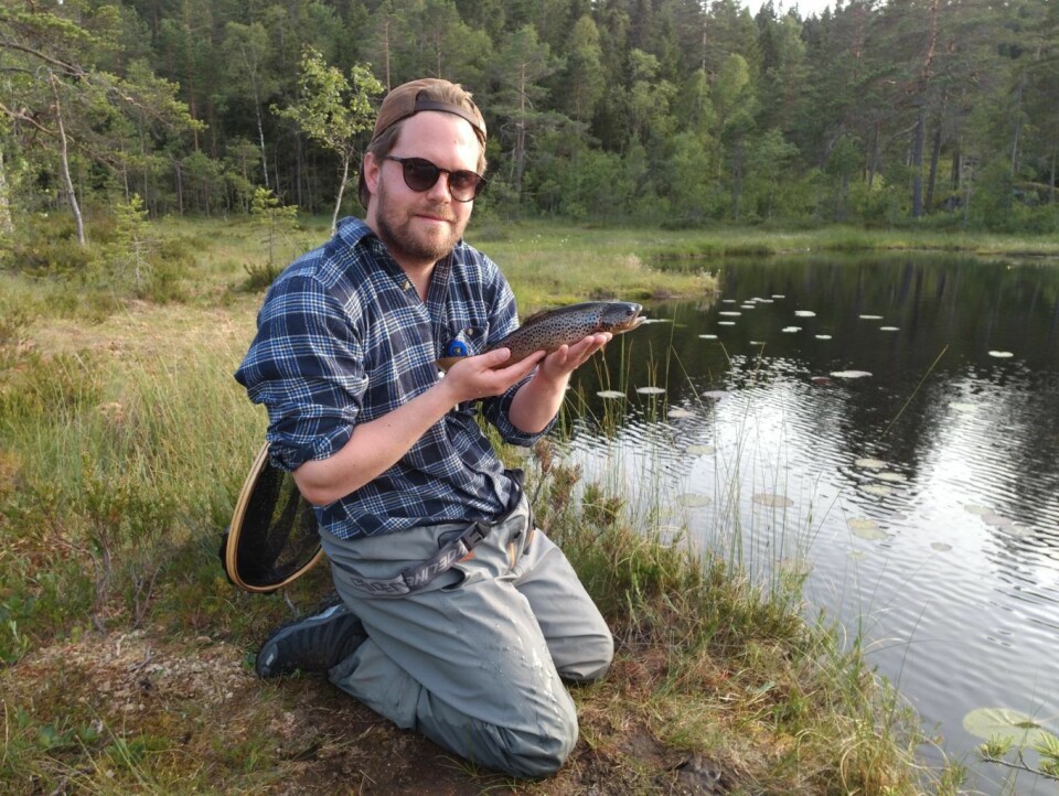 Petter Danielsen, kompisen til Bård, hadde fiskelykken med seg. Foto: Bård Hammer